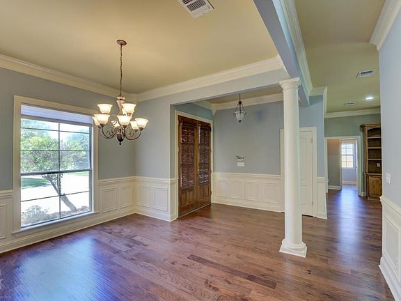 4th image of 1811 Castlewood Dr