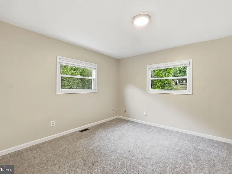 8402 Sleepy Hollow Rd — Photo 14