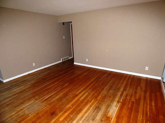 5th image of 29 E North St