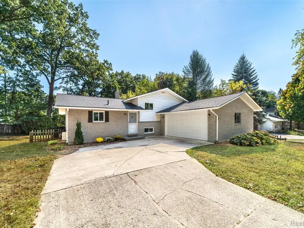 8239 Atha St, White Lake, MI 48386