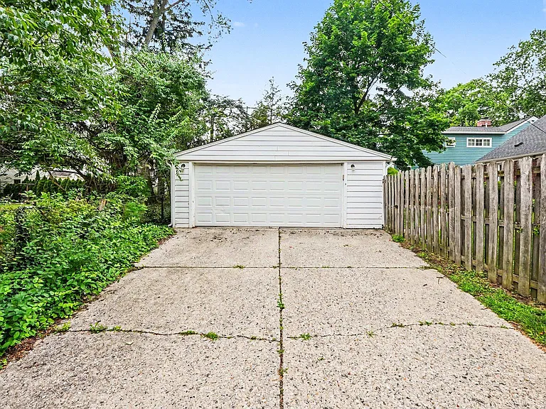 1616 Morton Ave — Photo 3