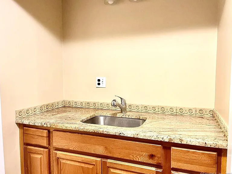98 Soundview Dr — Photo 24