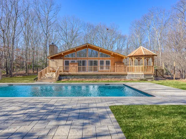 41 Old Squires Rd, Hampton Bays, NY 11946