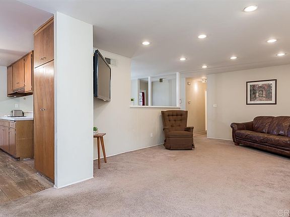 5th image of 7446 Ballinger Ave