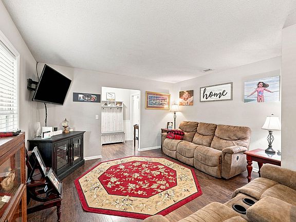 5th image of 304 Longleaf Rd