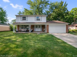 30280 Woodgate Dr, Southfield, MI 48076