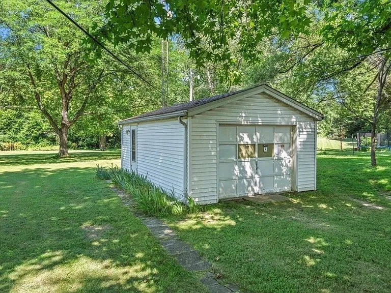 141 Circle Dr — Photo 15