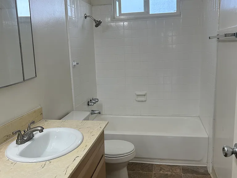 554 Greenbrier Dr #4 — Photo 8
