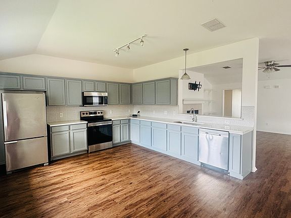 3rd image of 3221 Saint James Pl