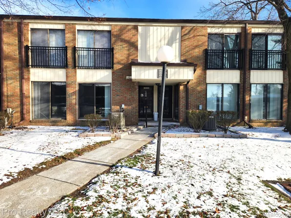 18297 University Park Dr, Livonia, MI 48152