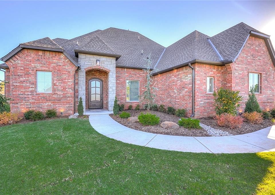 1st image of 916 W Firethorn Way