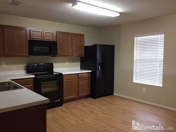 3rd image of 1401 Gayle St