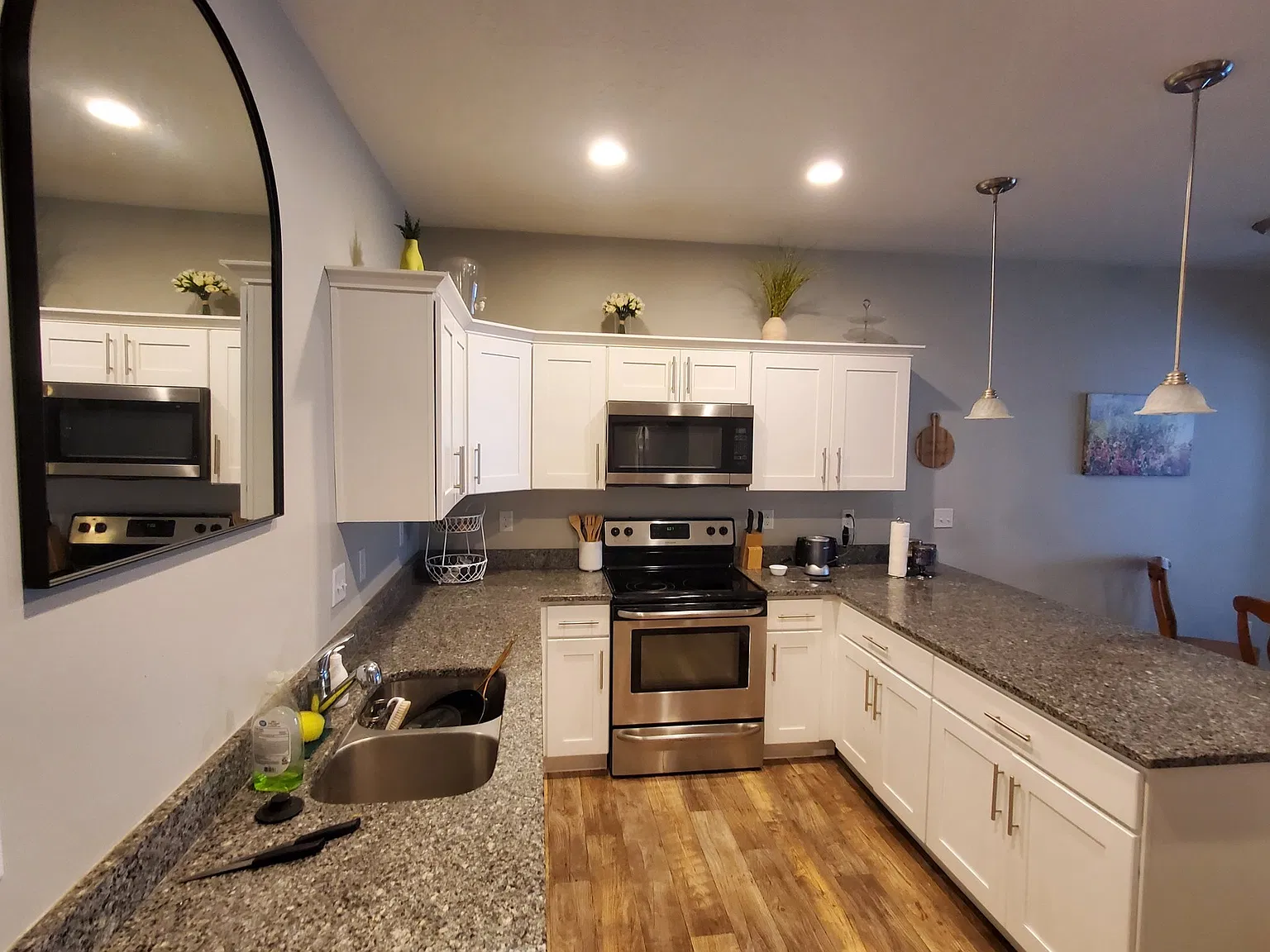 Vineyard Townhouse: Private Female Master Suite & Bath — Photo 2