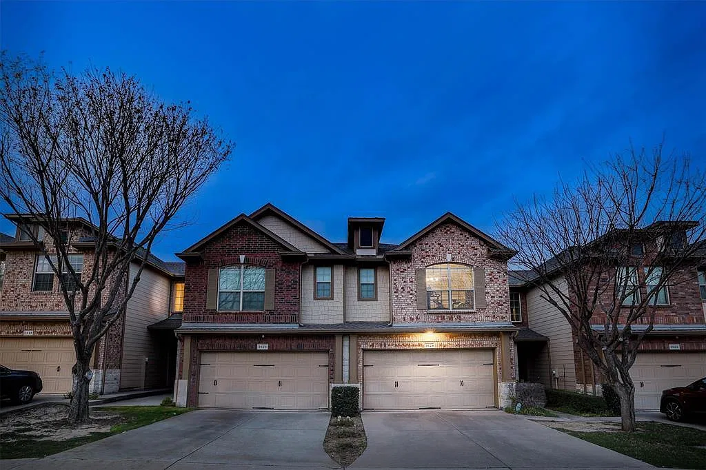2 bed, 2.5 bath, 1399 sqft, $2,195 — Photo 1