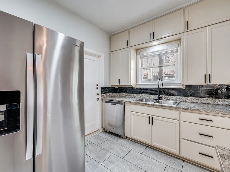 4315 Gilbert Ave — Photo 11