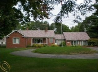 35274 Schoolcraft Rd, Livonia, MI 48150