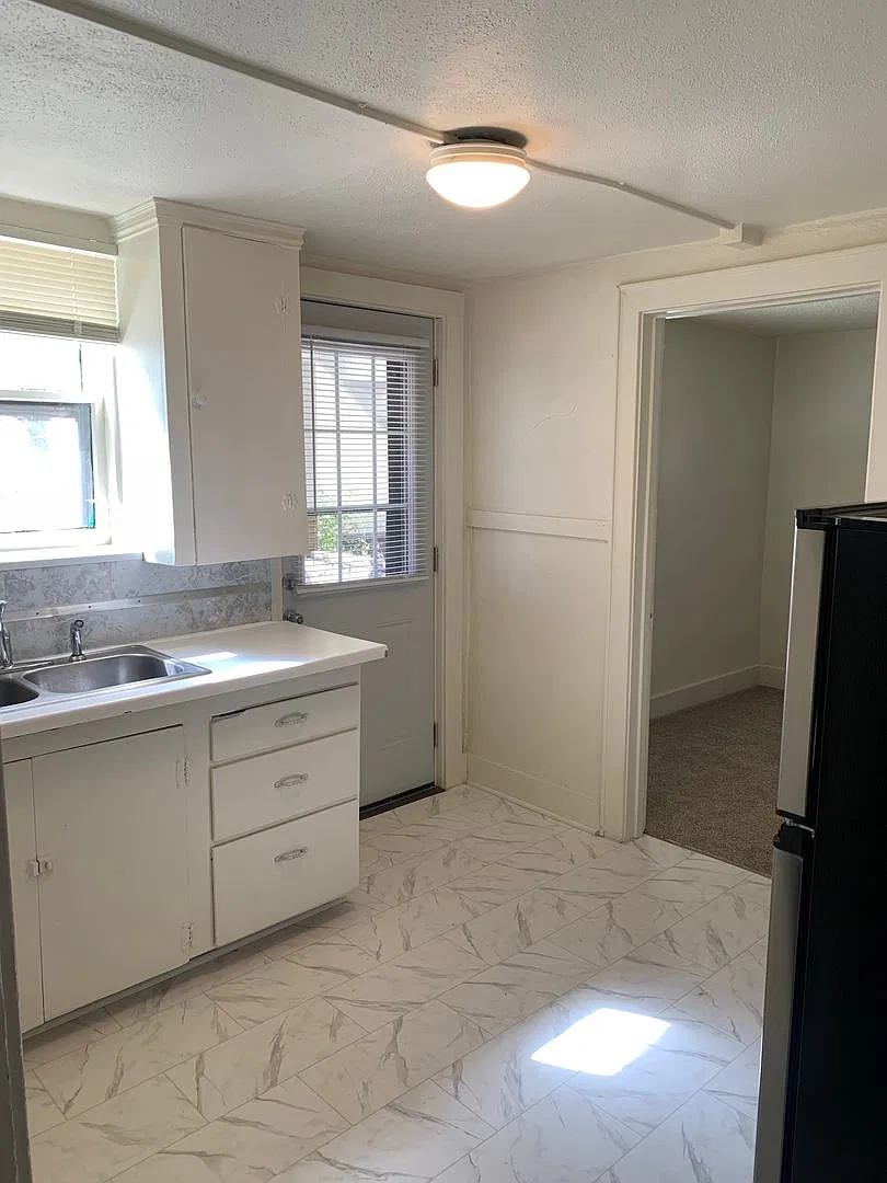 912 Capitol Ave — Photo 4