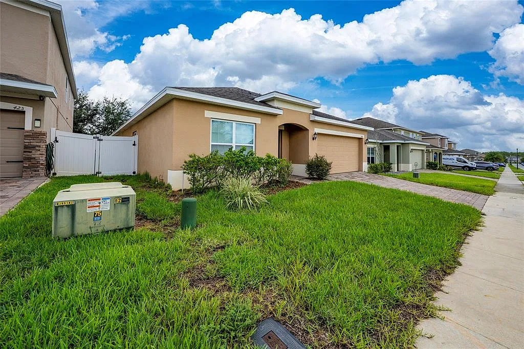4 bed, 2.0 bath, 1972 sqft, $2,300 — Photo 2