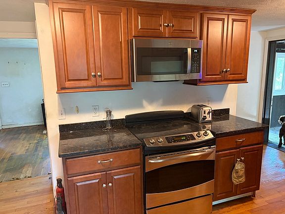 4th image of 90 Westview Dr