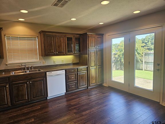 4th image of 111 Suzy Ln