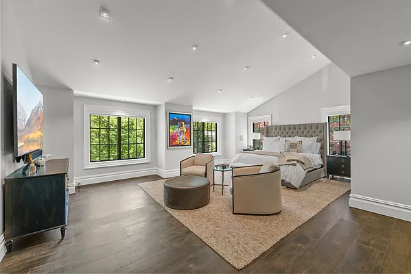 Sold by PRENDAMANO REAL ESTATE | media 22