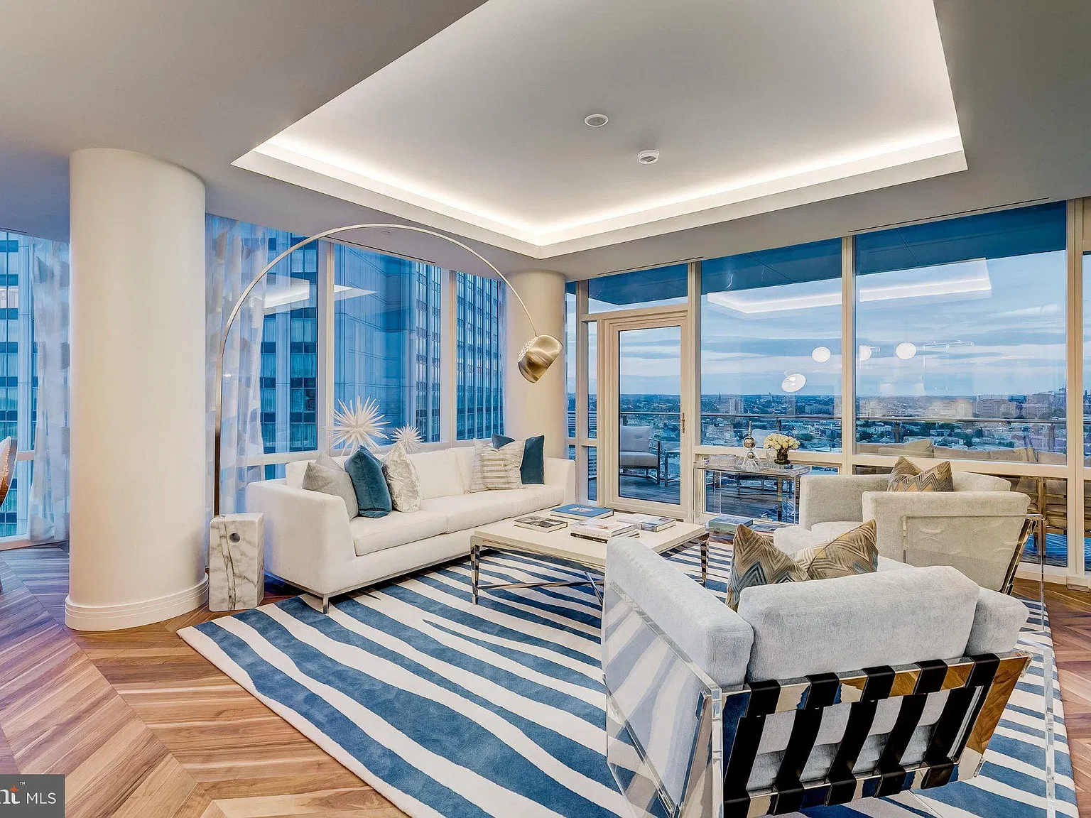 Four Seasons Residences — Photo 4