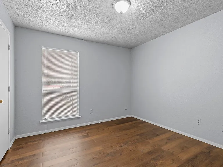 302 N Race St — Photo 13