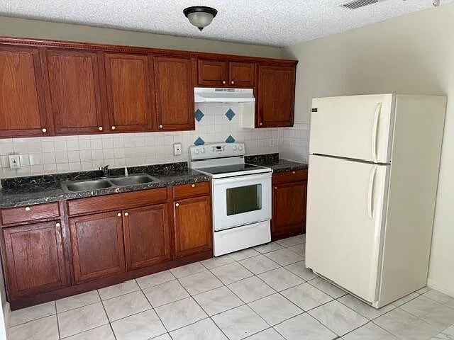 3 bed, 1.0 bath, 1050 sqft, $2,200 — Photo 4
