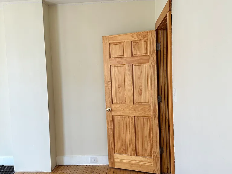 320 Sawyer St — Photo 16