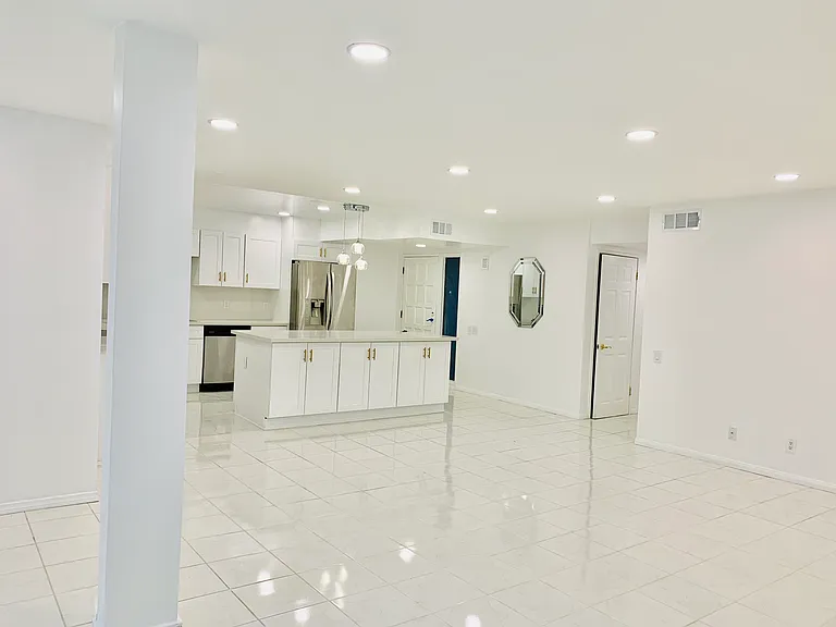 5301 Balboa Blvd #F7 — Photo 2