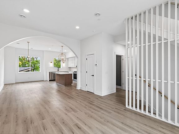 5th image of 2503 Jansen Ave