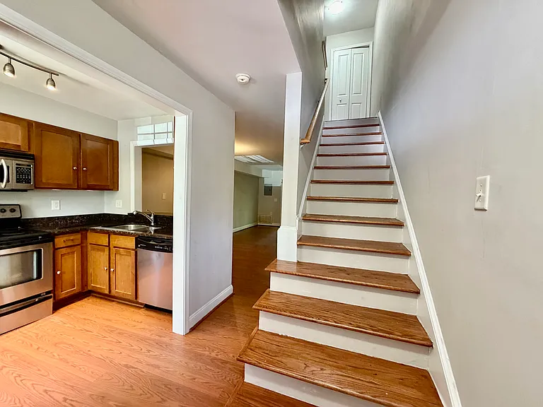 1207 Green Oaks Ln #J — Photo 13