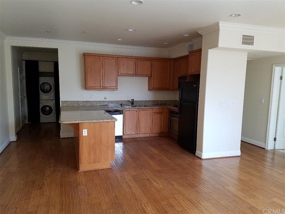 1st image of 815 S Grand Ave Unit 3