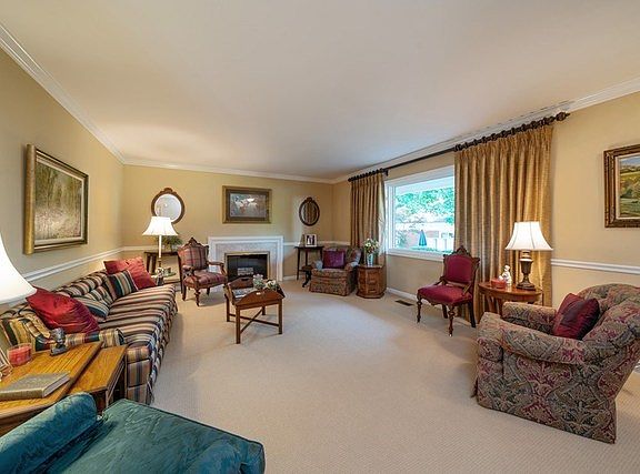 2nd image of 1001 Chanticleer Ln