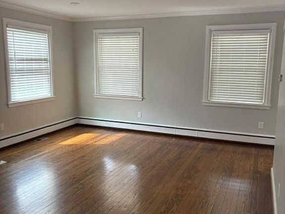 4th image of 90 Clearview Ave