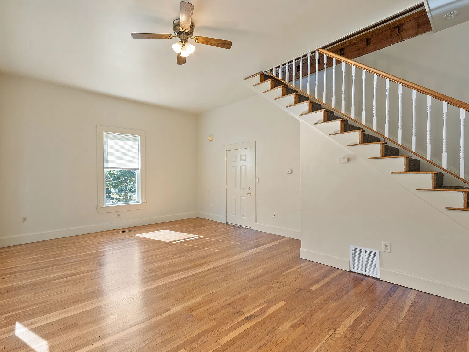 3 bed, 1.5 bath, 1200 sqft, $2,600 — Photo 1