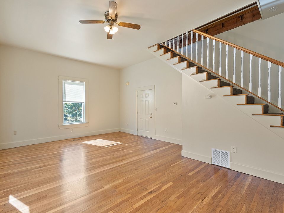 1st image of 104 10th St Unit 1R