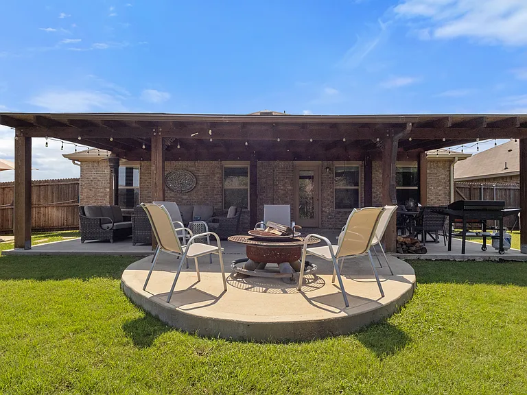 3319 Everly Dr — Photo 2