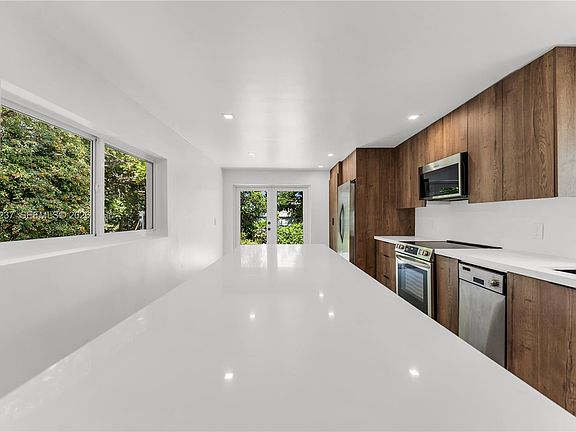 4th image of 3611 SW 36th St
