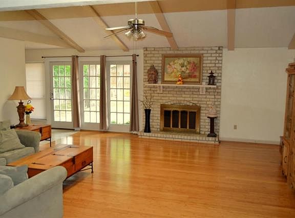 3rd image of 1810 Linda Ln