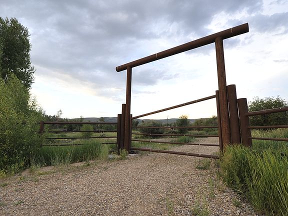 3rd image of 3727 S Woodland View