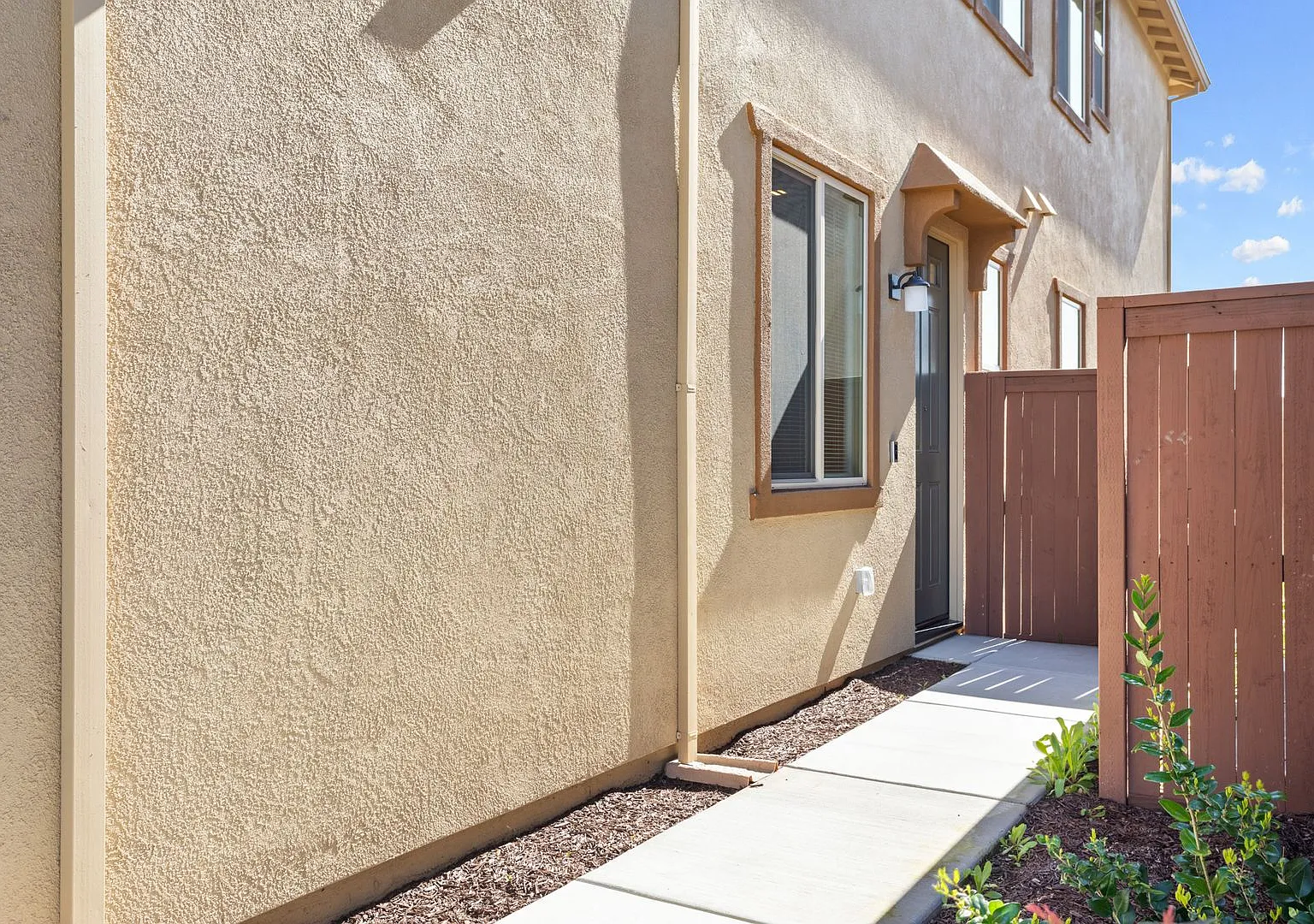 Gorgeous 1 Bed, 1 Bath Property — Photo 1