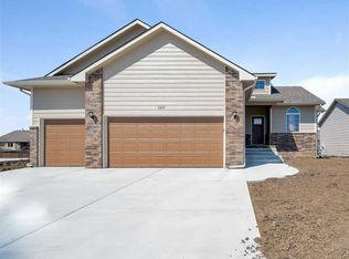 5329 N Pebblecreek Ct, Bel Aire, KS 67226