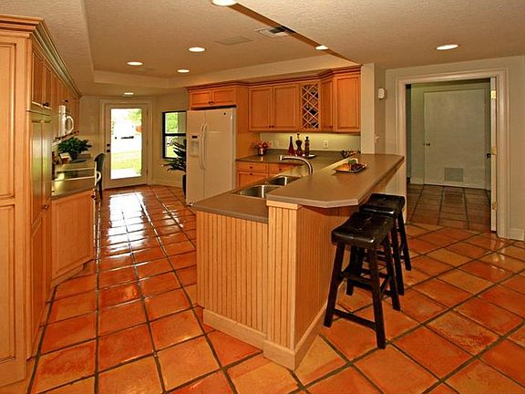 5th image of 1215 Country Club Dr