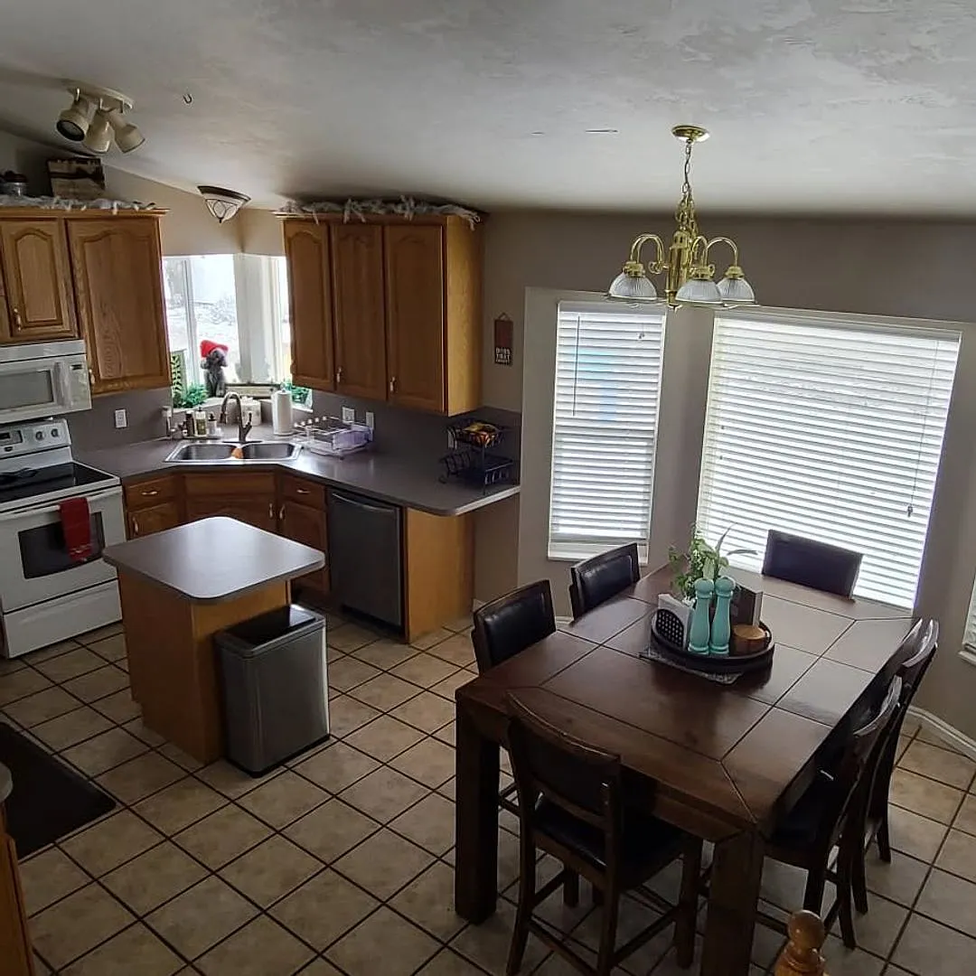 Riverton 4 Bedroom Home! — Photo 2