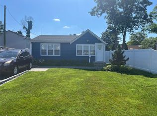 19 9th Ave, Huntington Station, NY 11746