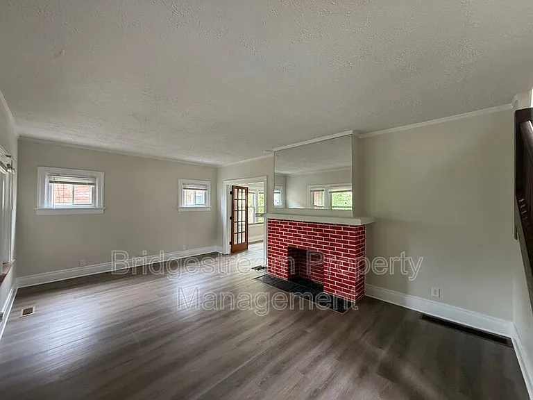 101 E Bruce Ave — Photo 4