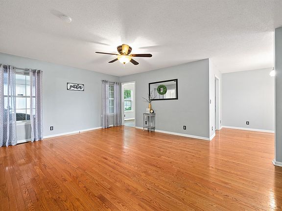 5th image of 330 White Birch Ct