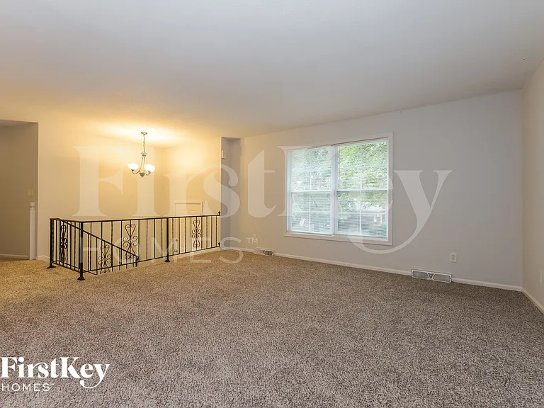 5905 NW Whispering Oaks Ln — Photo 4