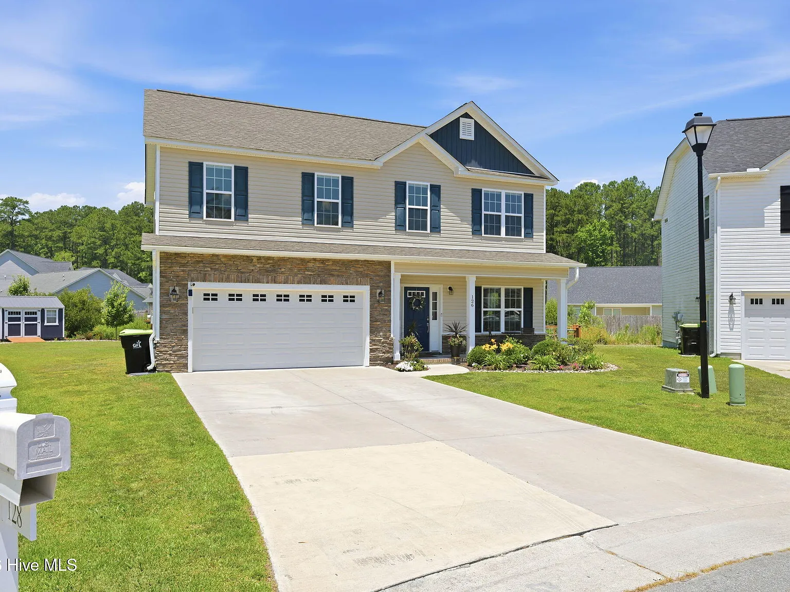 3 bed, 2.5 bath, 2241 sqft, $2,300 — Photo 2